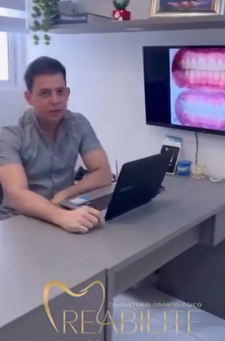 Dr. Jailton em seu consultório