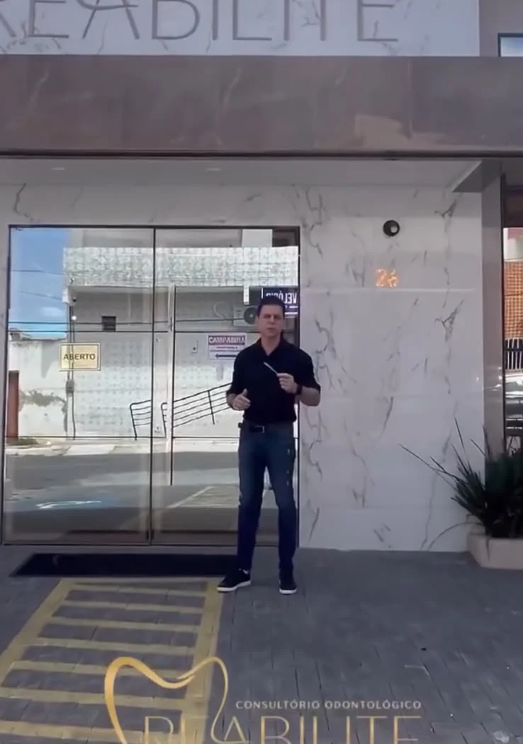 Dr. Jailton na entrada do consultório